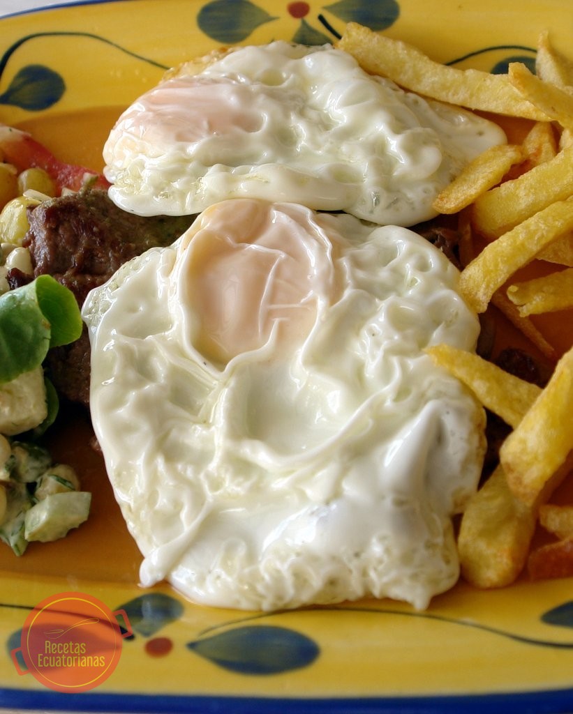 Churrasco ecuatoriano con carne y huevos fritos